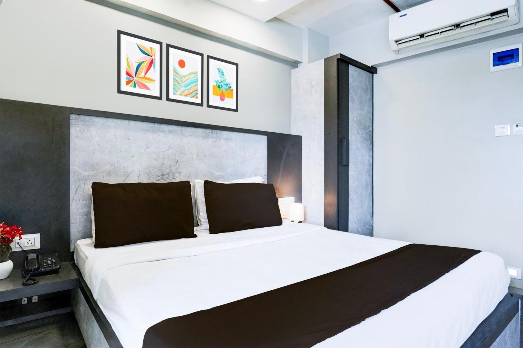 Super Townhouse Oak Vashi Turambhe Exterior foto