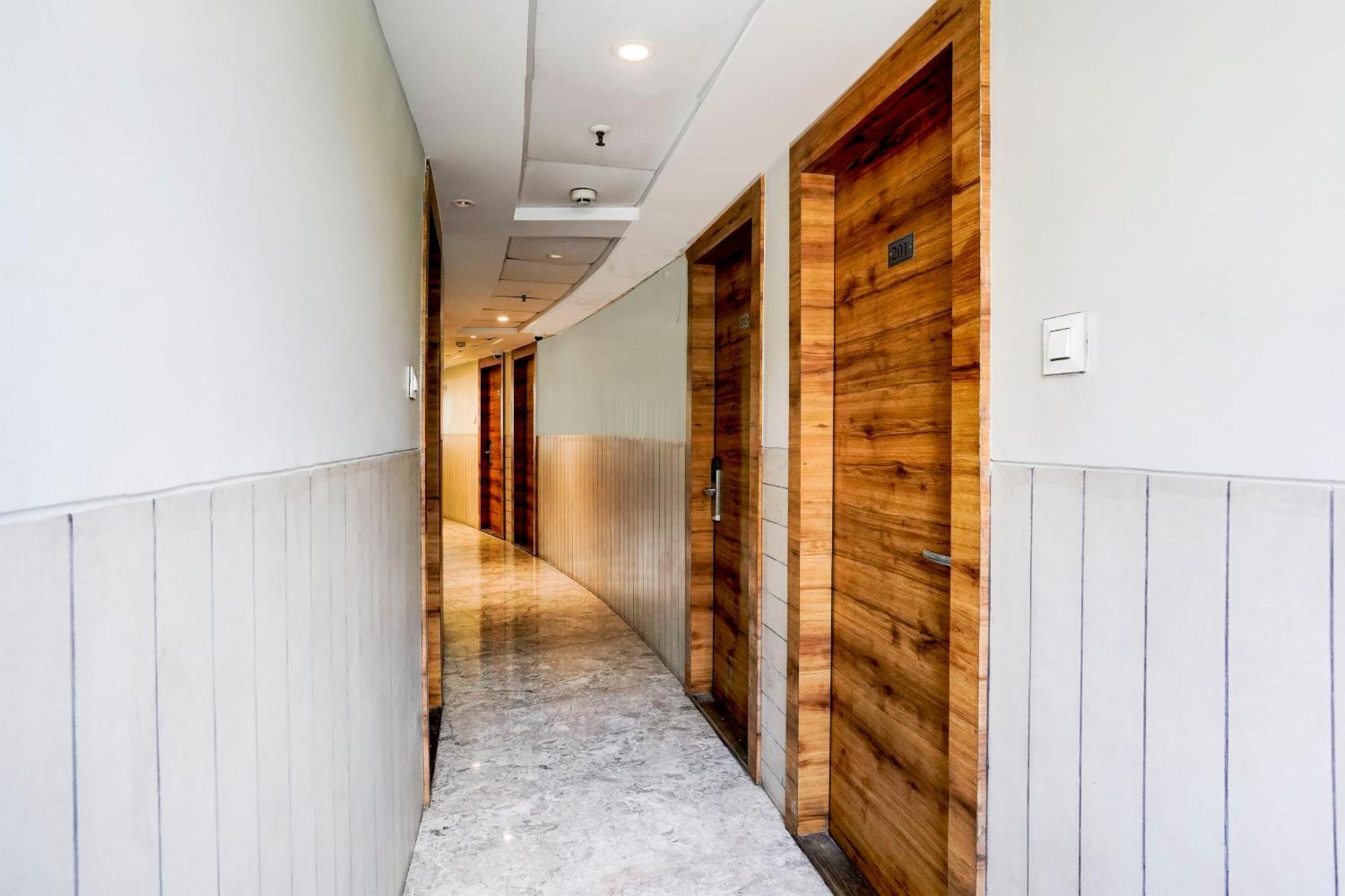 Super Townhouse Oak Vashi Turambhe Exterior foto