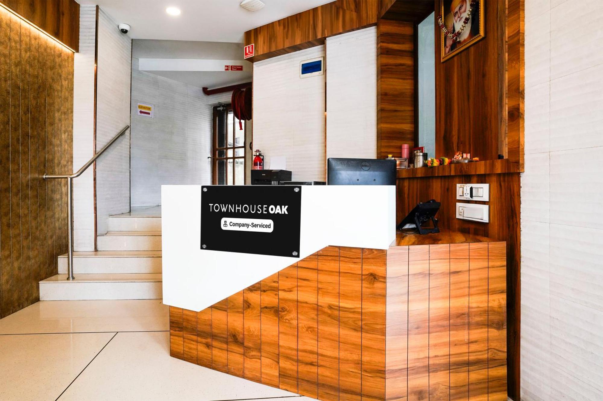 Super Townhouse Oak Vashi Turambhe Exterior foto