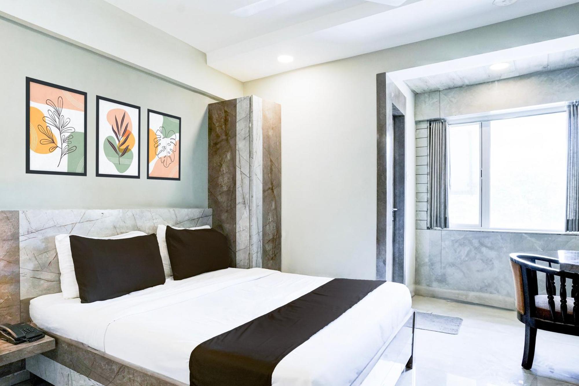 Super Townhouse Oak Vashi Turambhe Exterior foto