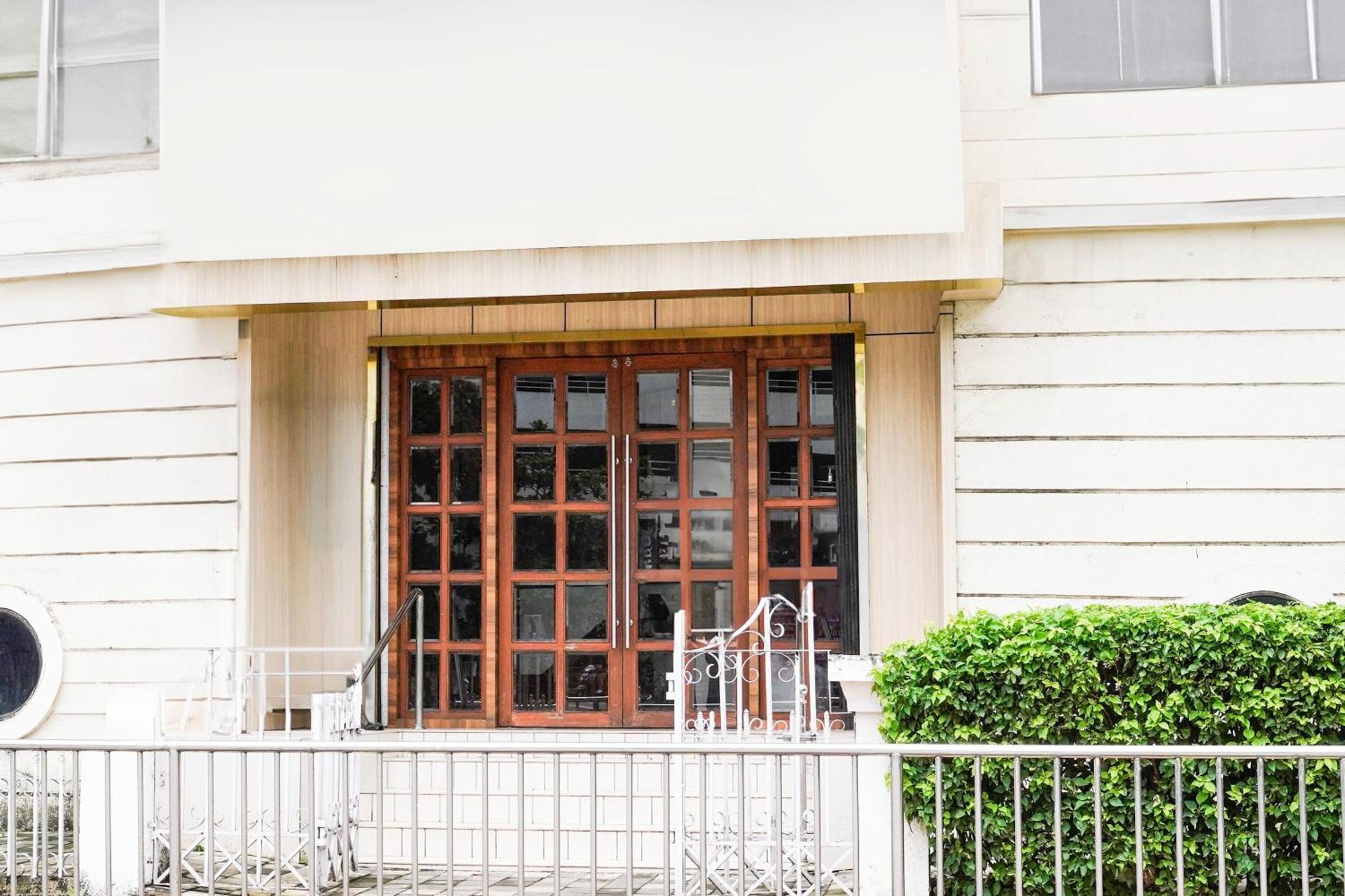 Super Townhouse Oak Vashi Turambhe Exterior foto